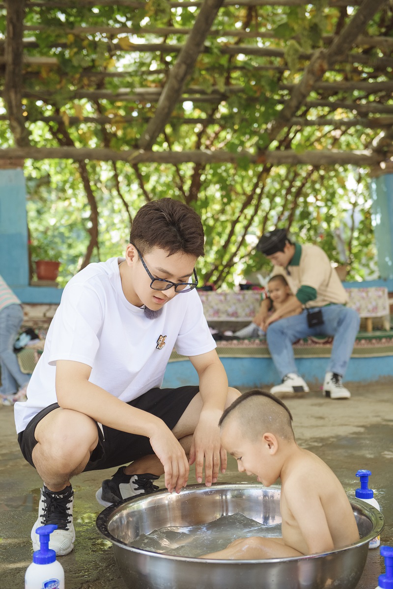 吴羽卿给当地小孩子洗澡